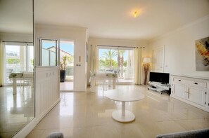 TV - Upstays Sea View 50m² Apartment Bocca (Cannes)