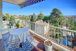 Outdoor dining - Upstays Sea View Terrace 80m² Apartment (Cannes)