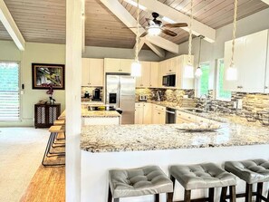 Fridge, microwave, oven, stovetop - Roof deck views, hot tub, big kitchen, 3200sf, BBQ (Kailua-Kona)