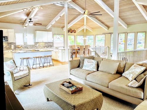 Roof deck views, hot tub, big kitchen, 3200sf, BBQ