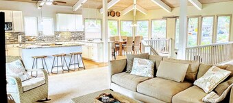 Roof deck views, hot tub, big kitchen, 3200sf, BBQ