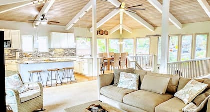 Roof deck views, hot tub, big kitchen, 3200sf, BBQ