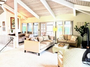 TV, stereo - Roof deck views, hot tub, big kitchen, 3200sf, BBQ (Kailua-Kona)