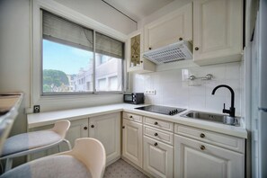 Kühlschrank, Mikrowelle, Herdplatte, Kochgeschirr/Geschirr/Besteck