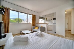 Iron/ironing board, bed sheets