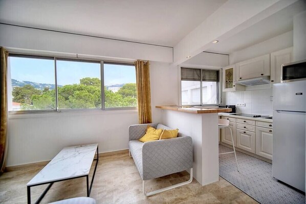 Fridge, microwave, stovetop, cookware/dishes/utensils