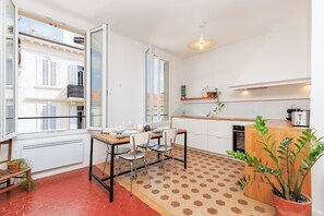 Frigorifero, microonde, forno, piano cottura