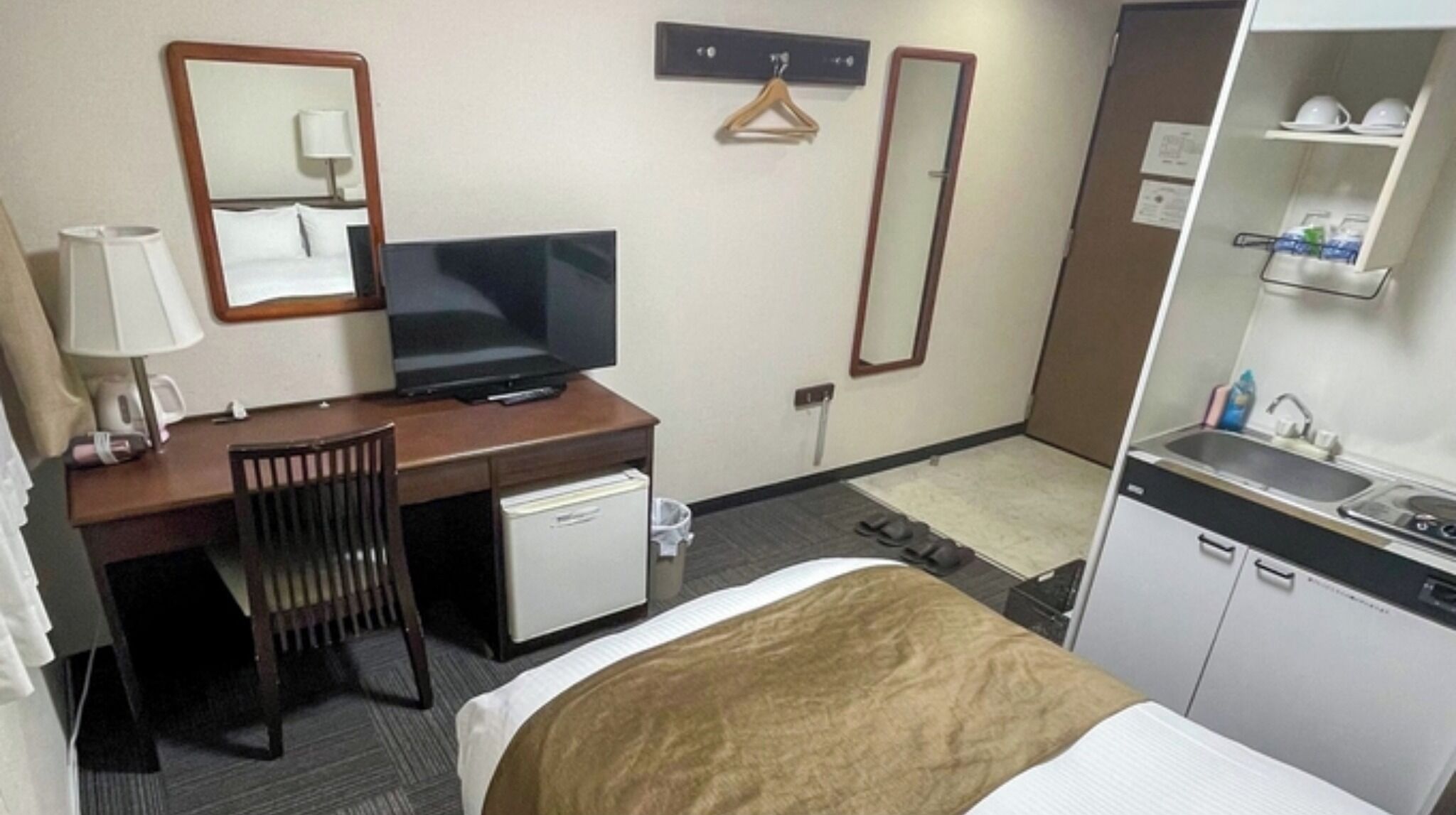 1 室のベッドルーム、デスク、アイロン / アイロン台、WiFi (無料)