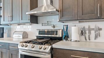 Fridge, microwave, stovetop, dishwasher