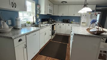 Frigorífico, microondas, placa de cocina y lavavajillas