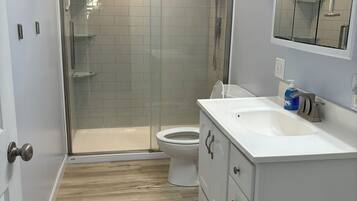 Regadera, toallas, jabón, shampoo