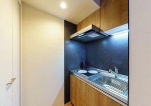 Refrigerador, microondas, parrilla de estufa y utensilios de cocina 
