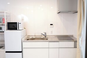 Refrigerador, microondas, parrilla de estufa y utensilios de cocina 