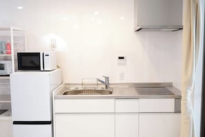 Refrigerador, microondas, parrilla de estufa y utensilios de cocina