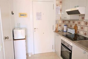 Kjøleskap, mikrobølgeovn, ovn og kaffetrakter/tekoker