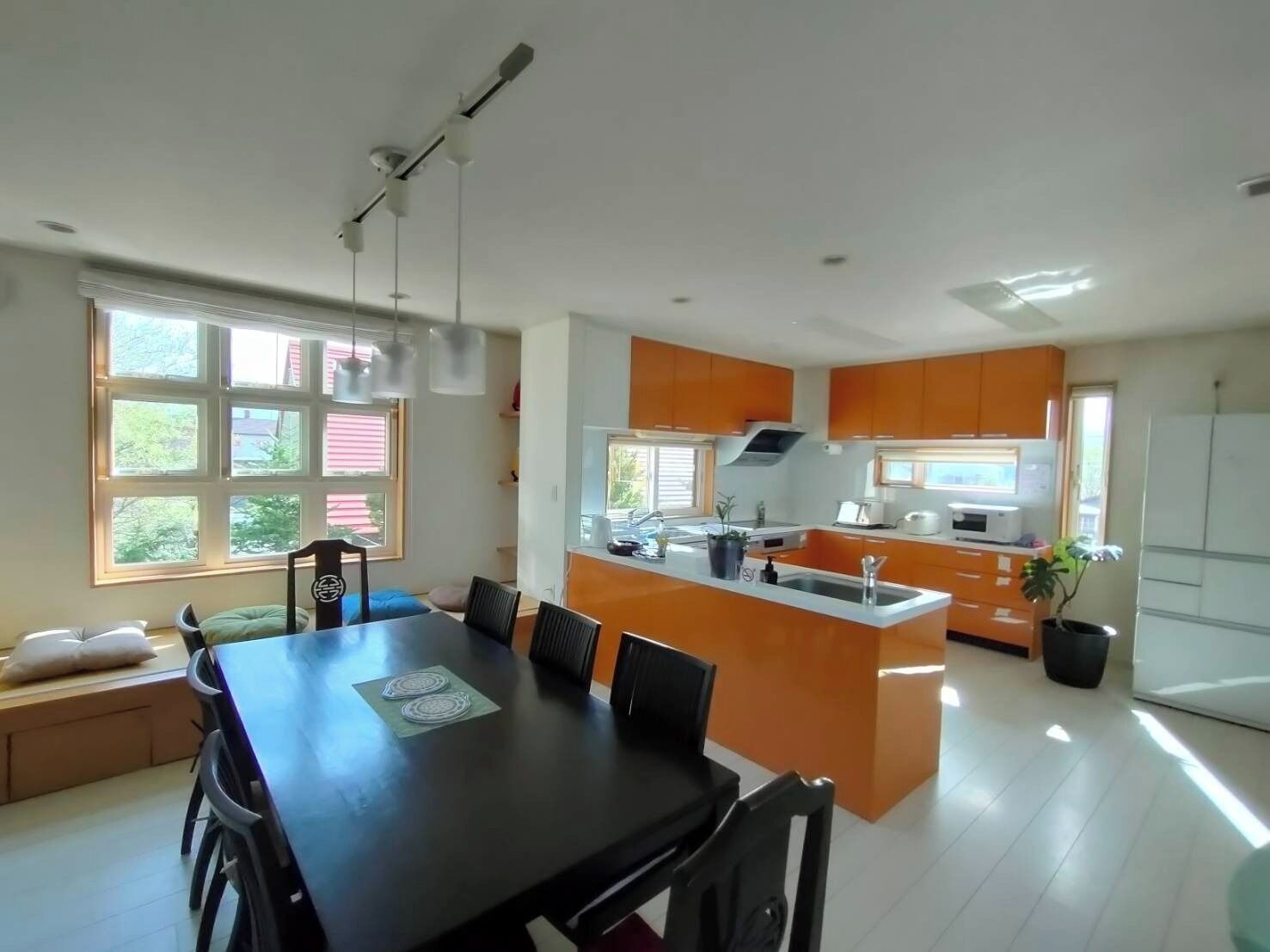 Refrigerador, microondas, placa de cocina, utensilios de cocina