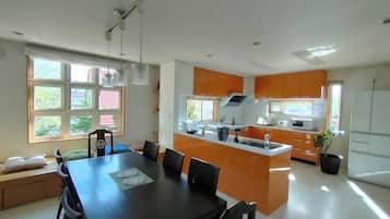 Refrigerador, microondas, placa de cocina, utensilios de cocina