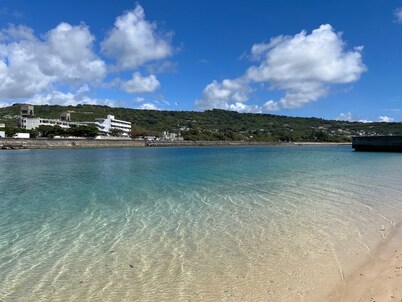 2DK セミダブル2台 ダブル1台 ワークテーブル1台 Wi-Fi完備 親子3世代での宿泊にもお勧め / 南城市 沖縄県