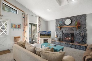 Una Smart TV, una chimenea, un reproductor de DVD