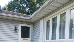 A house with a wooden staircase leading to a white door, a welcome sign, and a stone wall. - Work crews welcome! near the I-71/Rt 13 and I-71/Rt 39  easy access to Mansfield (Mansfield)