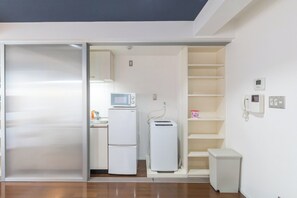 Réfrigérateur, micro-ondes, plaque de cuisson, grille-pain