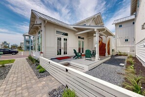 Terrace/patio - Resort Style Pools, Boardwalk to the Beach, Golf Cart Access, Pet Friendly (Port Aransas)