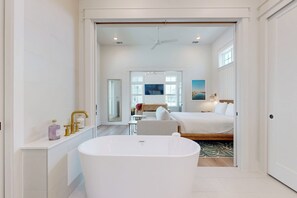 2 bedrooms, free WiFi, bed sheets - Resort Style Pools, Boardwalk to the Beach, Golf Cart Access, Pet Friendly (Port Aransas)