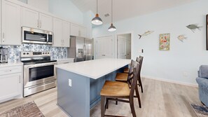 Fridge, microwave, oven, stovetop - Pet Friendly, Parking for 5 Vehicles, Bay View (Port Aransas)