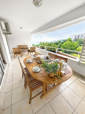 Outdoor dining - Tales of Pacific : F2 Central et Spacieux, Piscine, Salle de Sport et vue mer (Faaa)