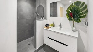 Dusche, Haartrockner, Handtücher, Seife