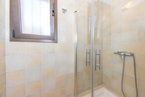 Shower, hair dryer, bidet, towels