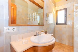 Shower, hair dryer, bidet, towels