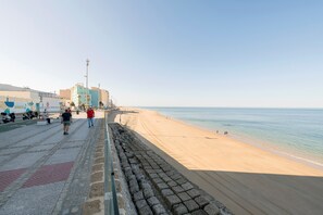 On the beach - VELBAR - Nice flat in front of the sea and with free Wifi (Cádiz)