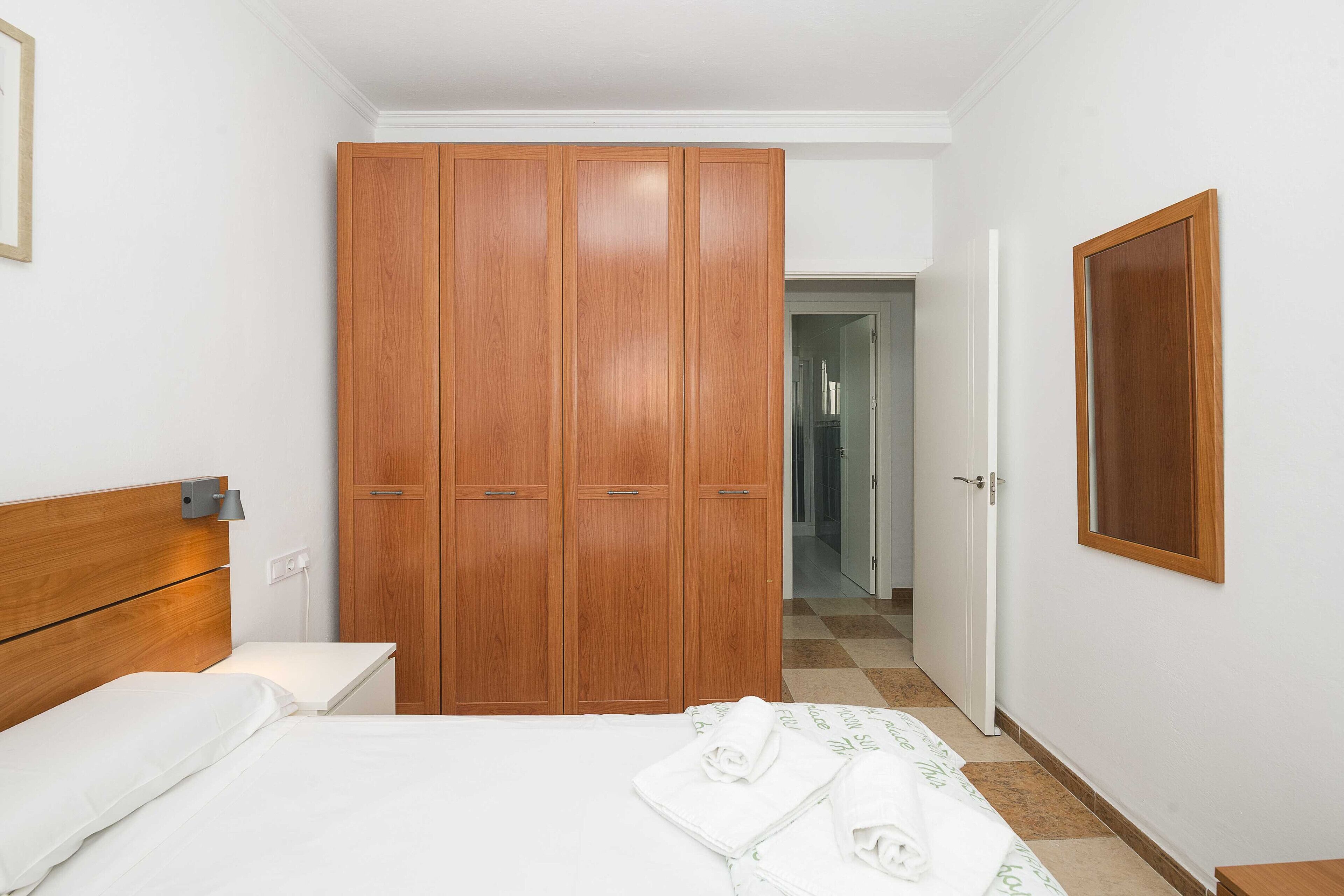 3 slaapkamers, een strijkplank/strijkijzer, gratis wifi, beddengoed