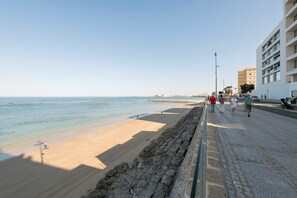 On the beach - VELBAR - Nice flat in front of the sea and with free Wifi (Cádiz)
