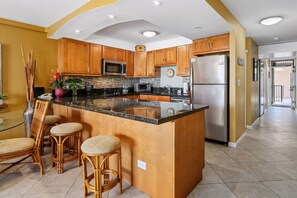 Fridge, microwave, oven, stovetop - Paradise at its Best KS5310 (Kihei)