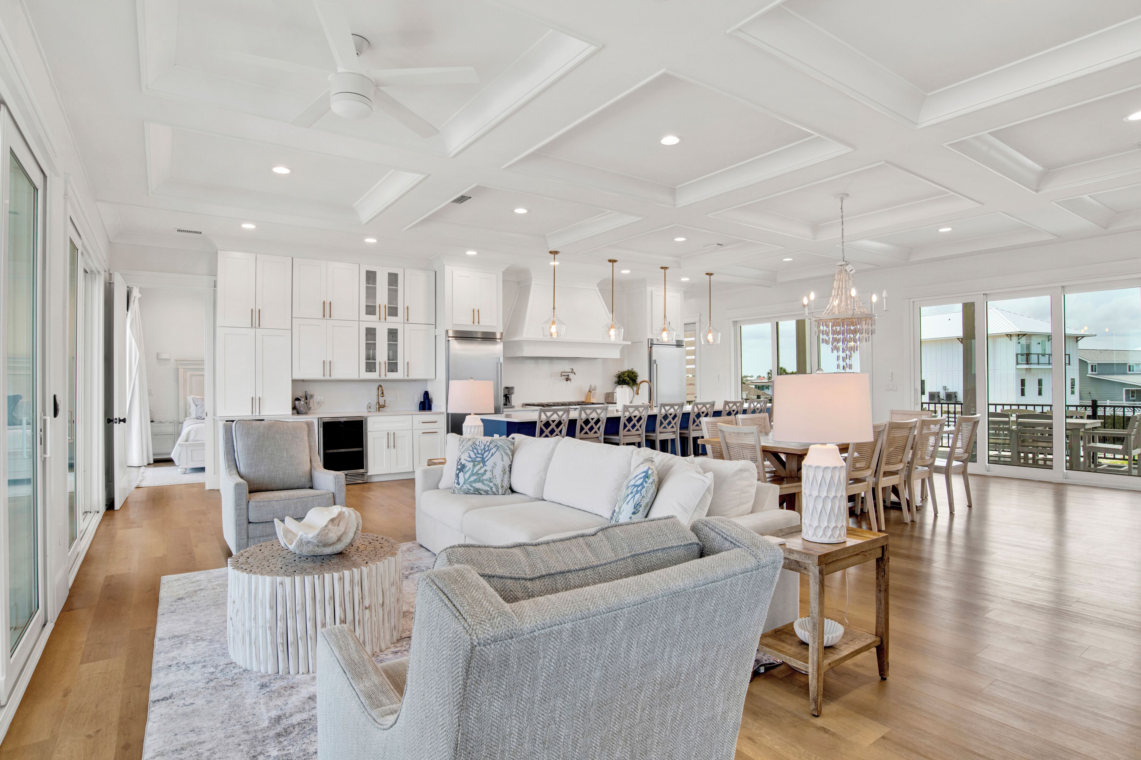 تلفزيون ذكي، ألعاب فيديو، تنس طاولة، كُتُب