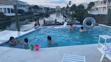 Alberca al aire libre y alberca climatizada