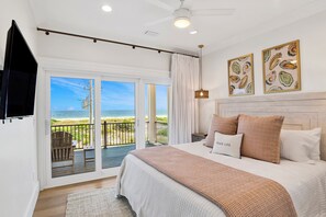 6 soverom, skrivebord, strykejern/-brett og reiseseng for barn