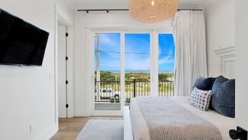 6 bedrooms, desk, iron/ironing board, travel crib