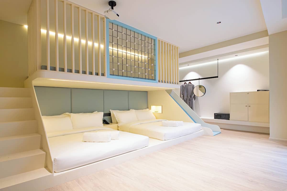 Habitación Deluxe (Family Slide) | 2 habitaciones, ropa de cama de alta calidad y camas Select Comfort