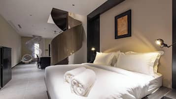 Gác (Suite Spiral) | 2 phòng ngủ, bộ đồ giường cao cấp, nệm Select Comfort, minibar