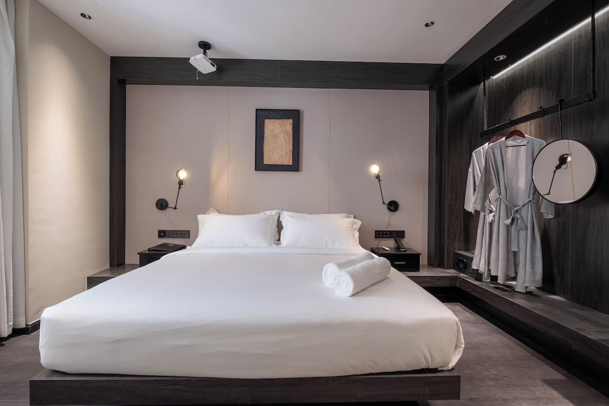 2 bedrooms, premium bedding, Select Comfort beds, minibar
