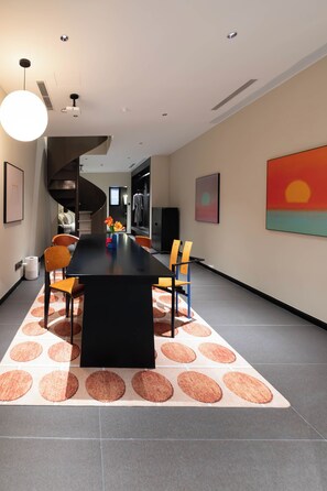 复式房 (Suite Spiral) | 高档床上用品、Select Comfort 床、迷你吧、客房内保险箱