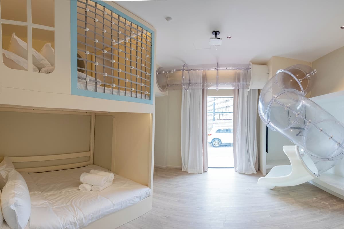 Habitación Premium (Family Tunnel) | 2 habitaciones, ropa de cama de alta calidad y camas Select Comfort