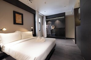 Premium Family Suite Slide | Seprai premium, tempat tidur Select Comfort, minibar, dan brankas