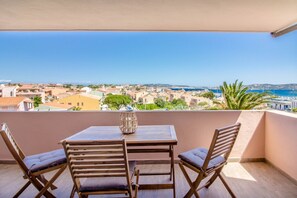 Outdoor dining - Palau Lovely Sea View Apartment with Balcony (Palau)