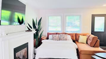 Smart TV, chimenea, futbolito y libros