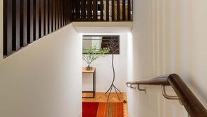 A modern staircase with wooden railings and a red carpet. - GuestReady - Relaxing duplex near Parque da Cidade (Senhora da Hora)