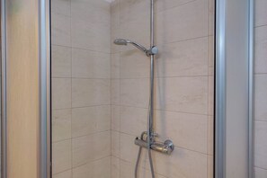 Dusche, Haartrockner, Bidet, Handtücher